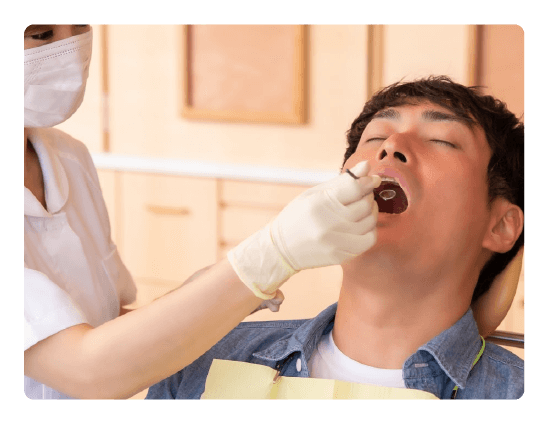 男性が歯の治療を受けている写真